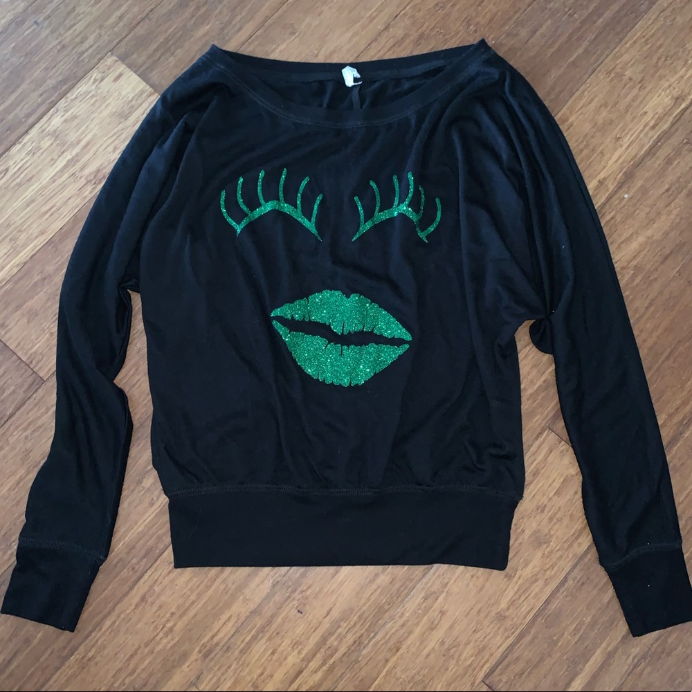 Off-the-shoulder kiss 💋 shirt